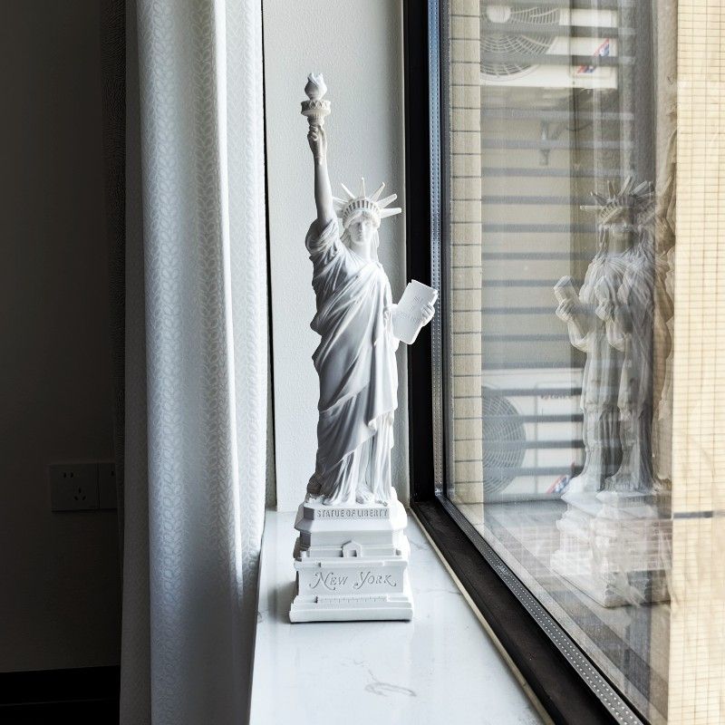 Office Furniture York - Statue of Liberty Model Desk Accessories